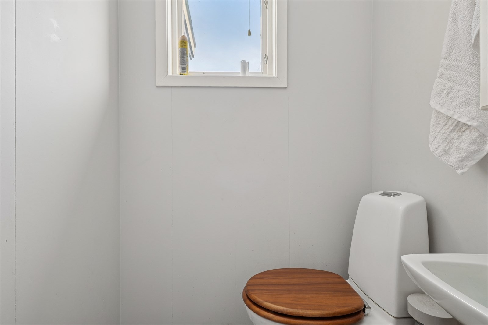 Separat toalettrom ved siden av badet og entréen Galleribilde