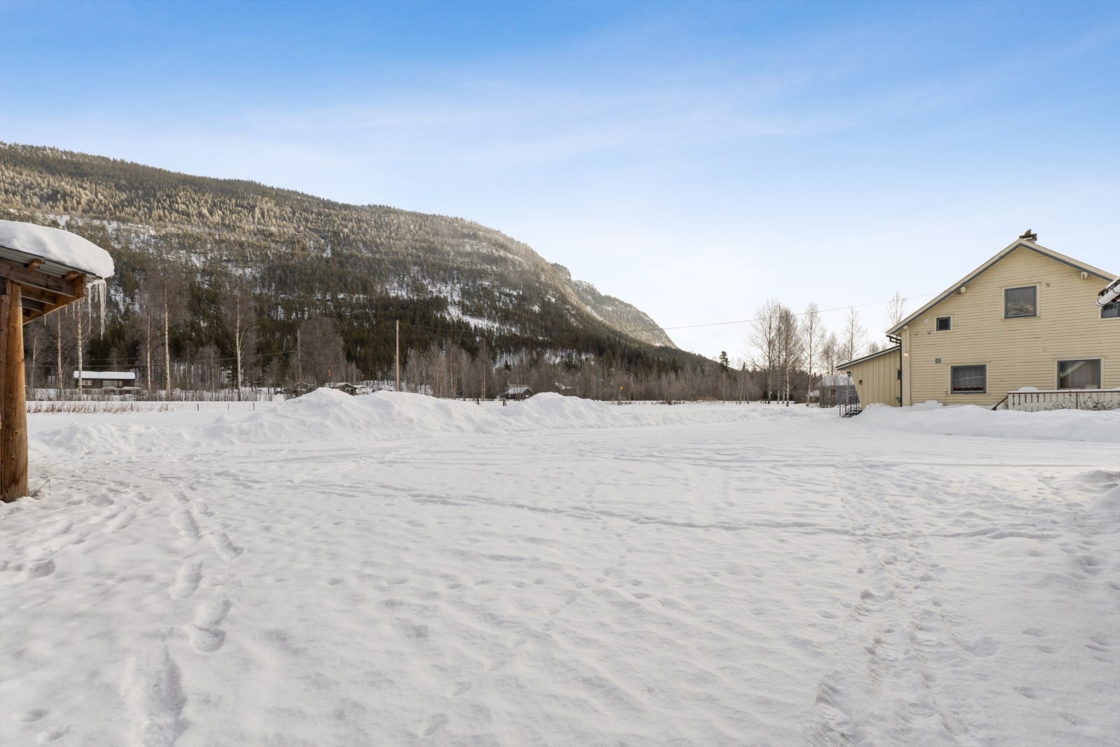 Eiendommen har en stor gårdsplass med flere biloppstillingsplasser. Galleribilde