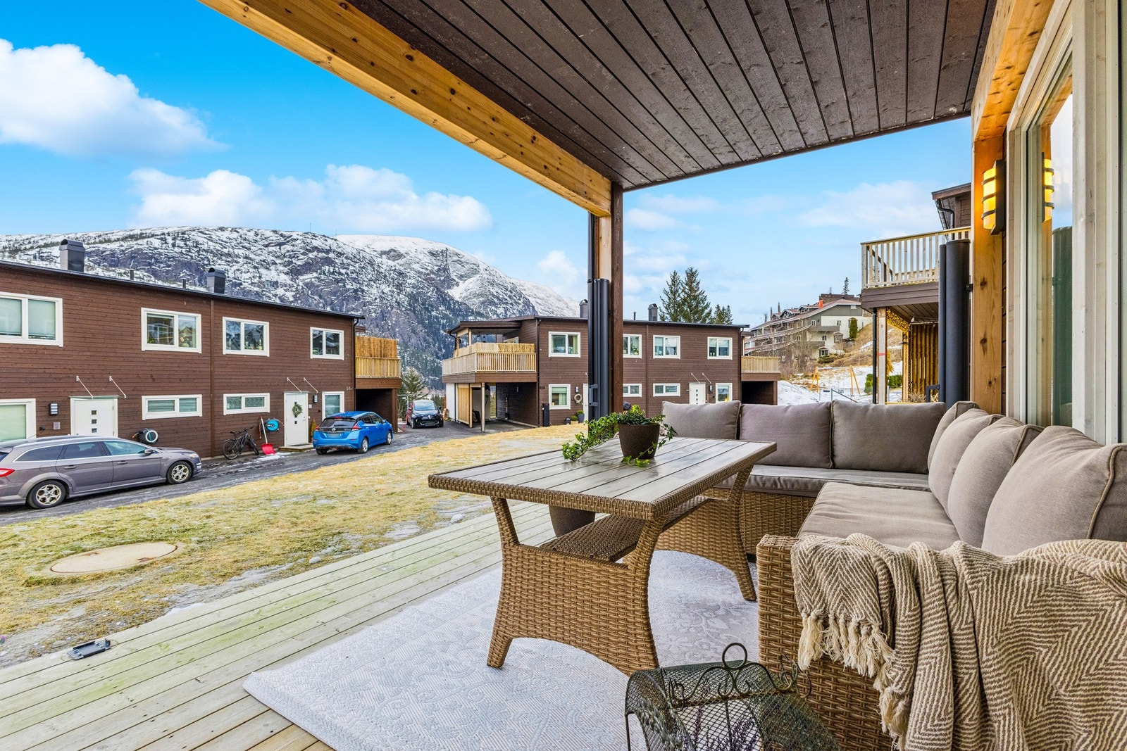 Terrassen kommer du til fra stuen, og ligger vendt mot sør med et areal på ca. 12m². Galleribilde