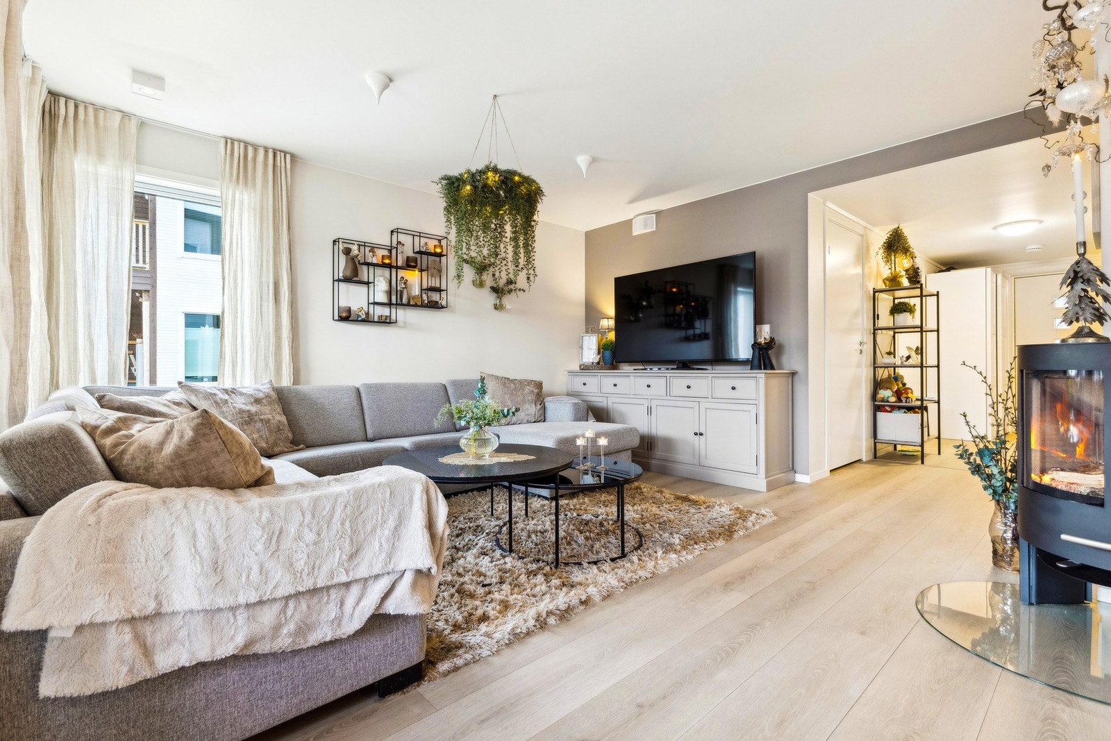 Det er varme i gulvet på stue/kjøkken samt at det også er montert vedovn. Boligen har balansert ventilasjon med varmegjenvinning. Galleribilde