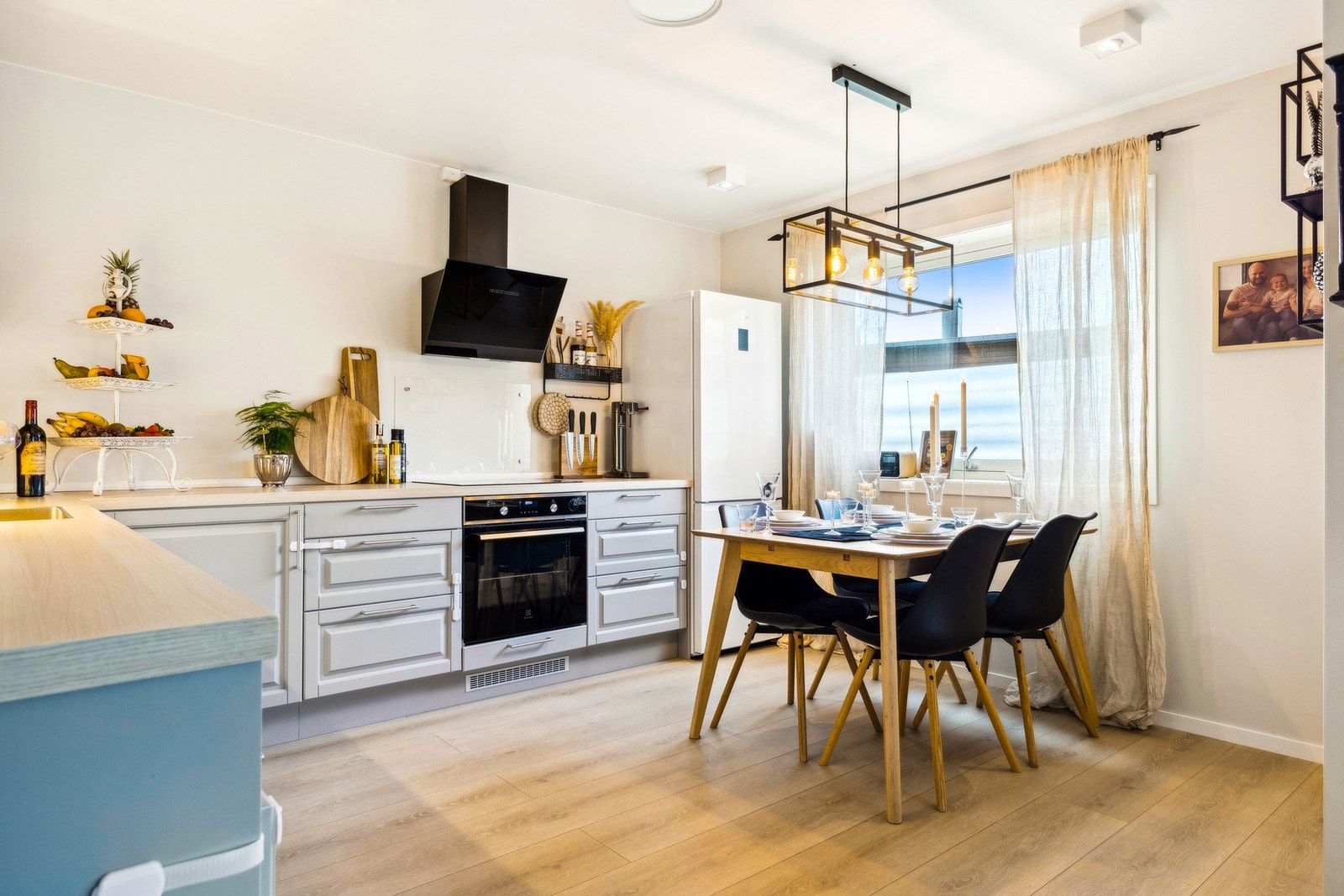 Leiligheten byr på et stort, lyst og arbeidsvennlig kjøkken med god plass til spisebord. Galleribilde