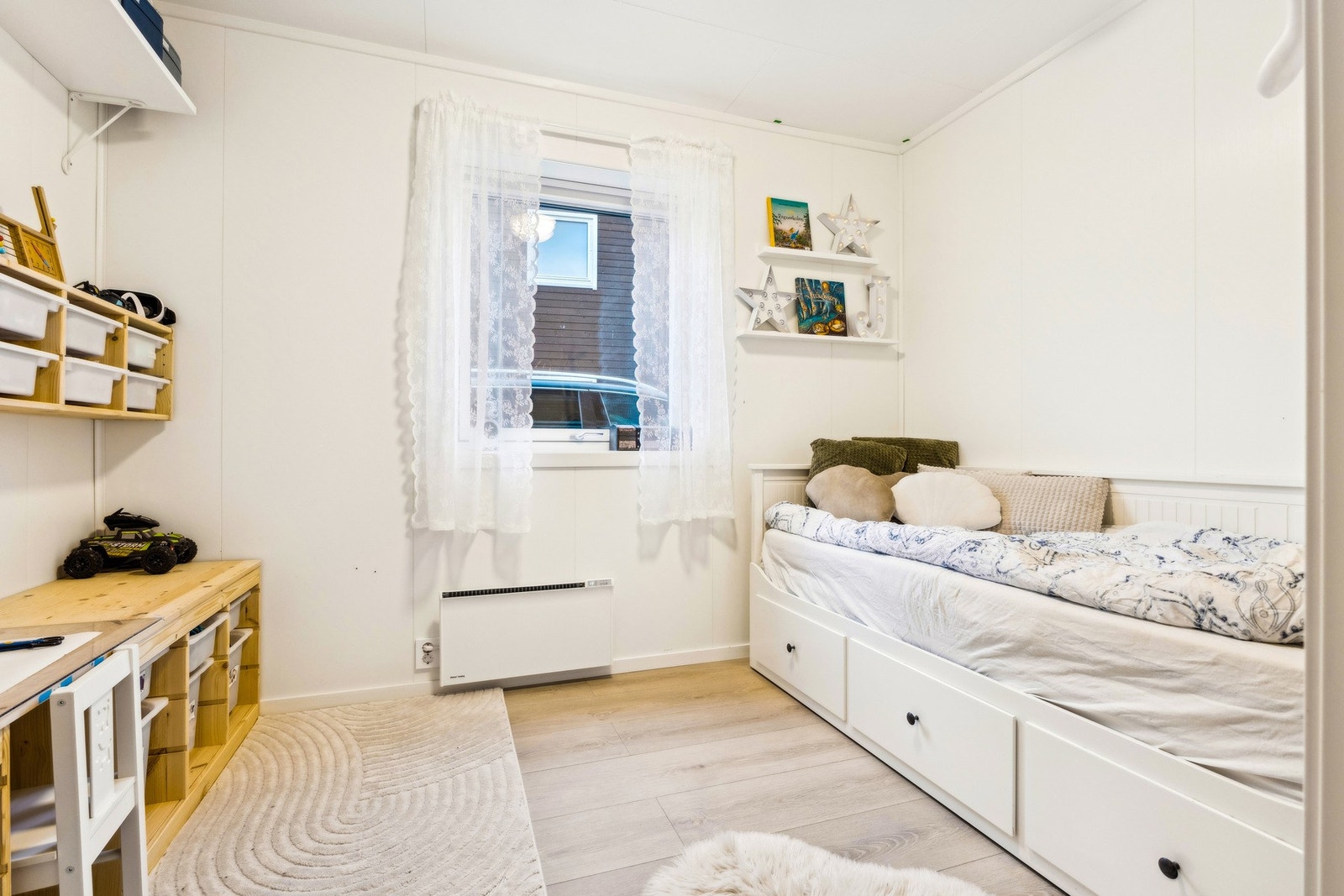 Boligen har to soverom, begge vendt mot nord og øst. Plasseringen i bygget gir en god temperatur ettersom ettermiddagssolen ikke steker inn. Galleribilde