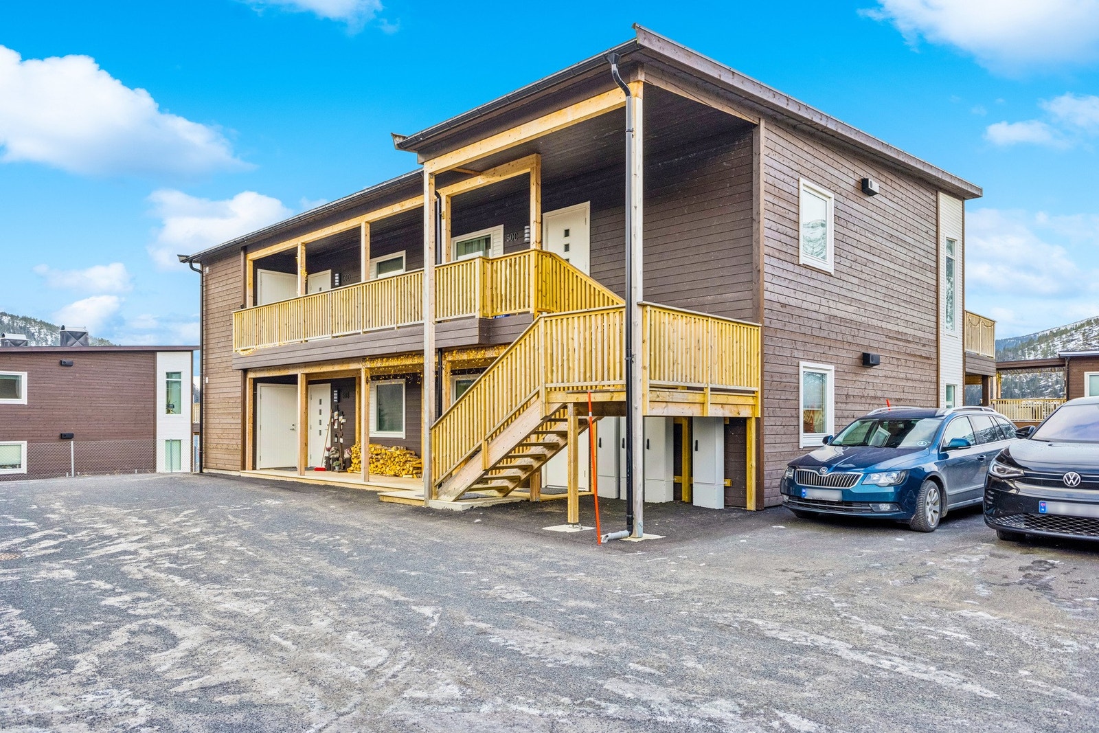 Leiligheten ligger i første etasje (bakkeplan) nede til høyre og har markterrasse i front og tilhørende parkering i carport. Galleribilde