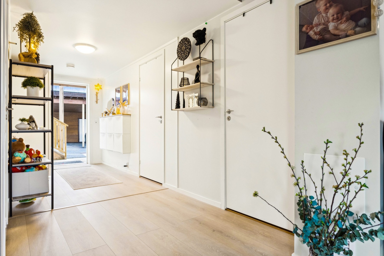 Leiligheten består av gang, bod, 2 soverom, bad, kjøkken og stue på et samlet innvendig areal på ca. 71 m². Galleribilde