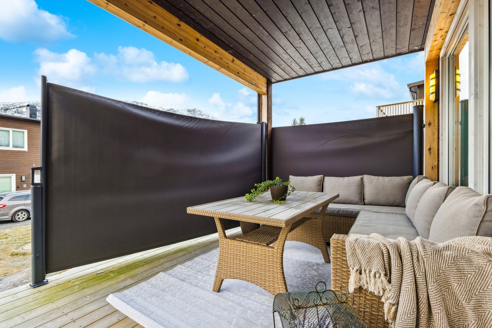 Med på kjøpet følger uttrekkbare levegger som skjermer for vind og innsyn. Galleribilde