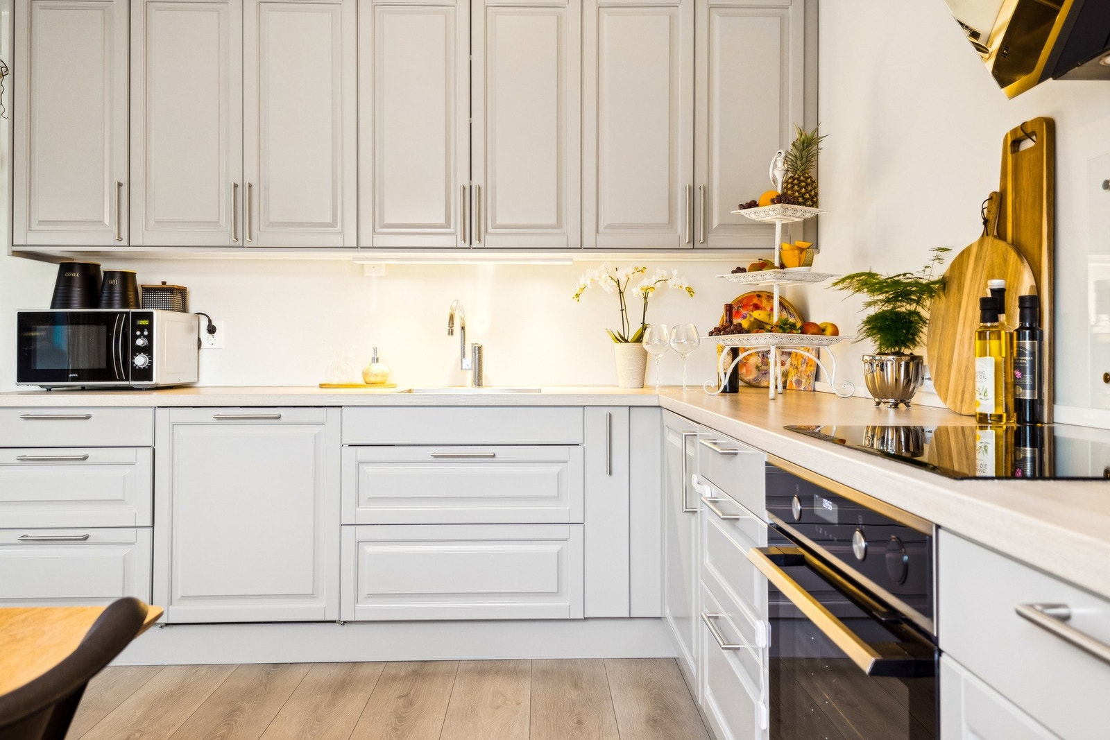 Av integrert hvitevarer har du oppvaskmaskin, induksjonstopp, og stekeovn. Montert waterguard og komfyrvakt. Galleribilde