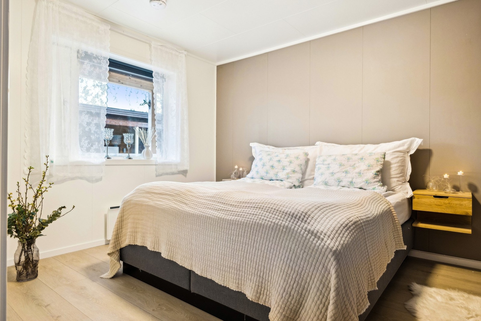 Hovedsoverommet holder en god størrelse med plass til dobbeltseng, nattbord og garderobeløsning. Galleribilde