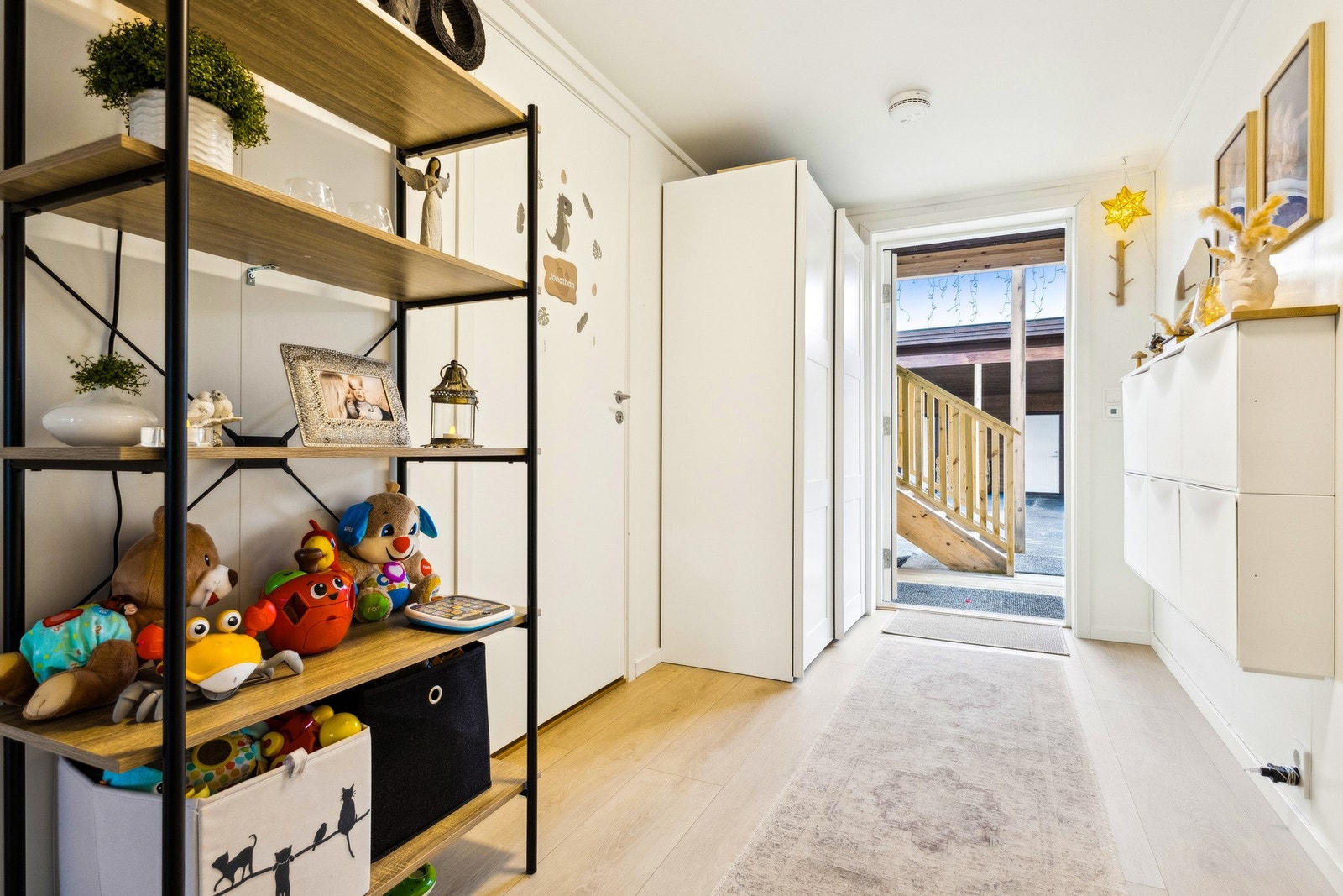 Du har enkel adkomst til bakkeplan via entréen, noe som bidrar til god tilgjengelighet. Galleribilde