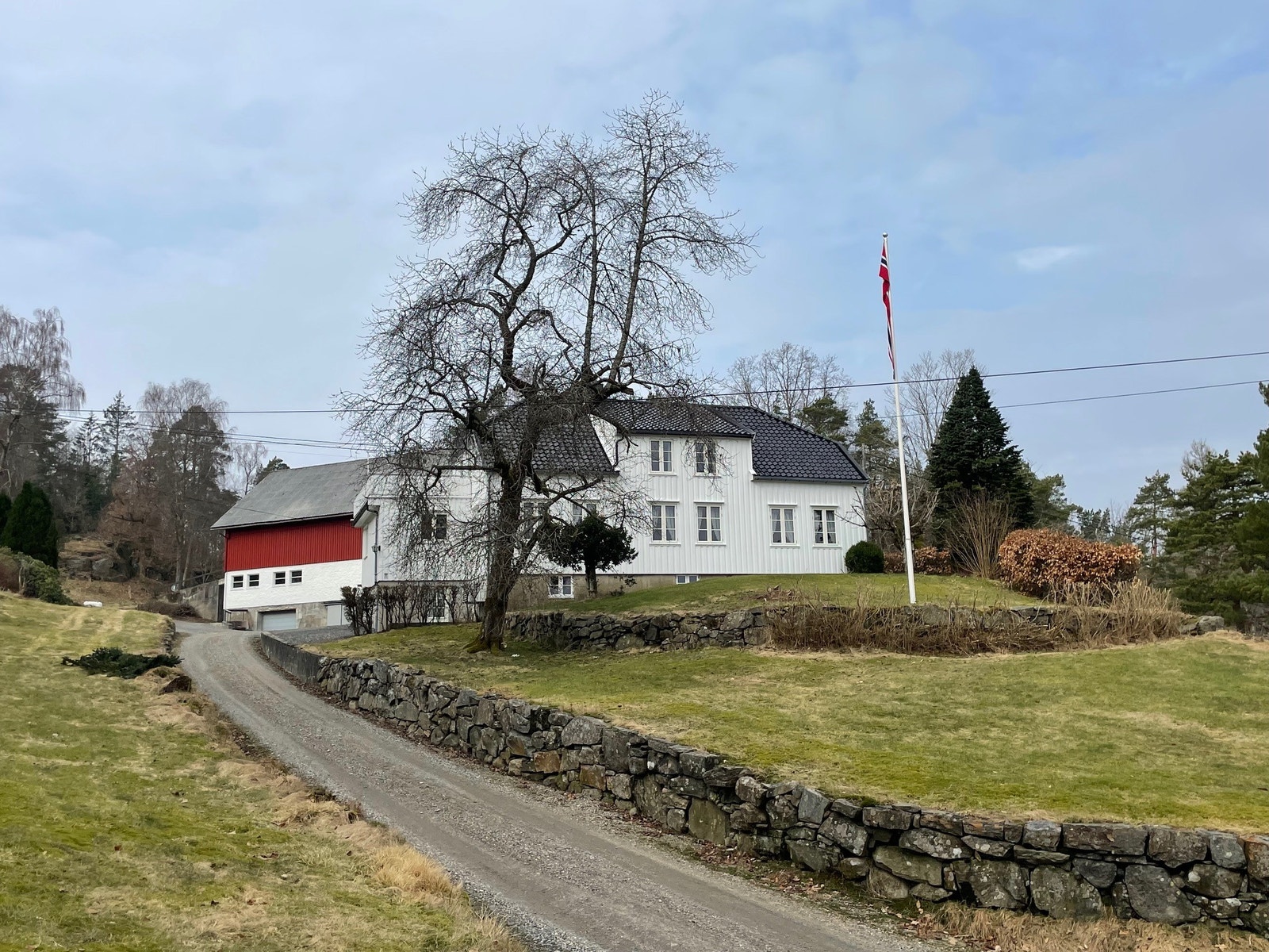 Utleiemegler Sør har gleden av å presentere denne romslige eneboligen i Lillesand Galleribilde