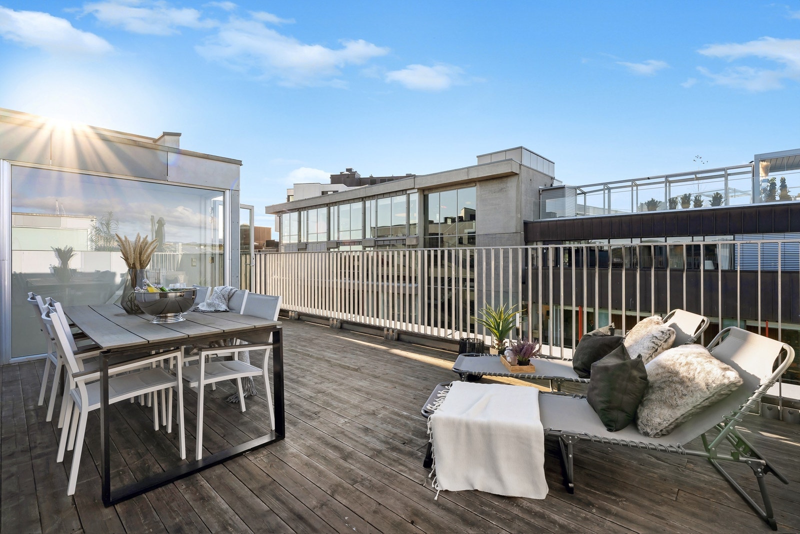 Toppleilighet med privat takterrasse på hele 29 kvm. Galleribilde