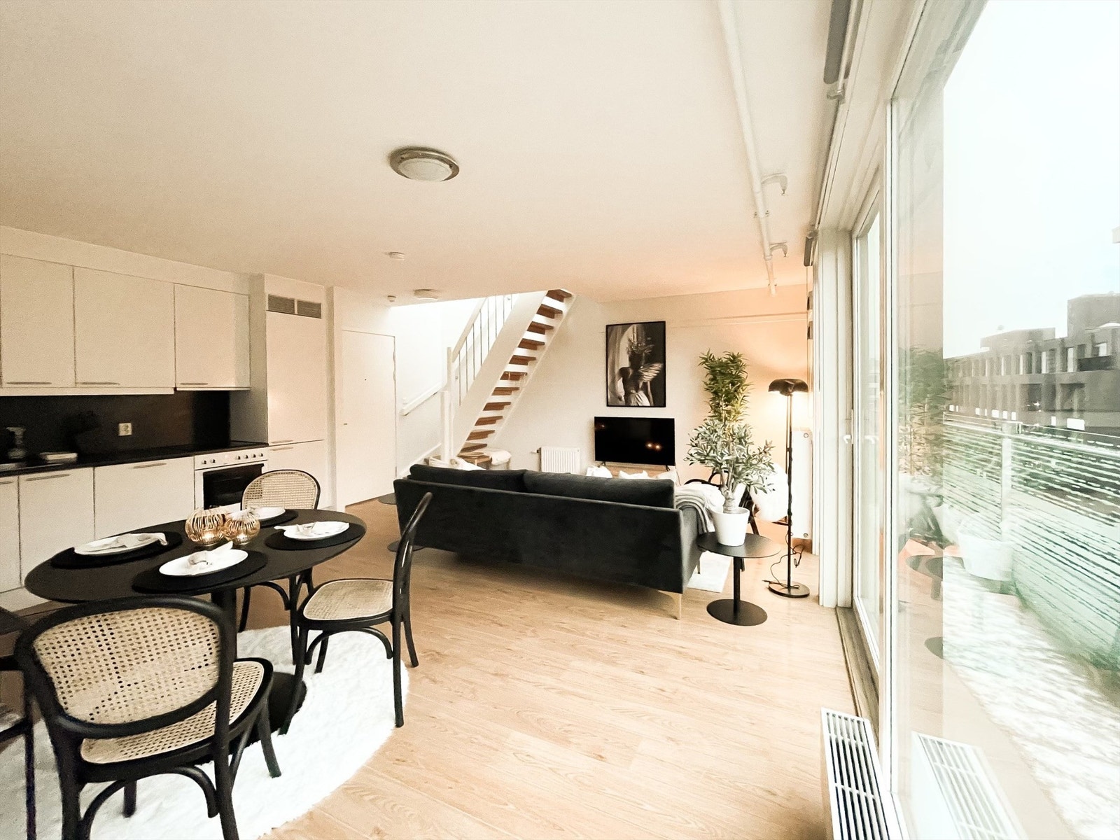 Bilder av møblene som stort sett medfølger.
Møblene som er på visning medfølger. Galleribilde