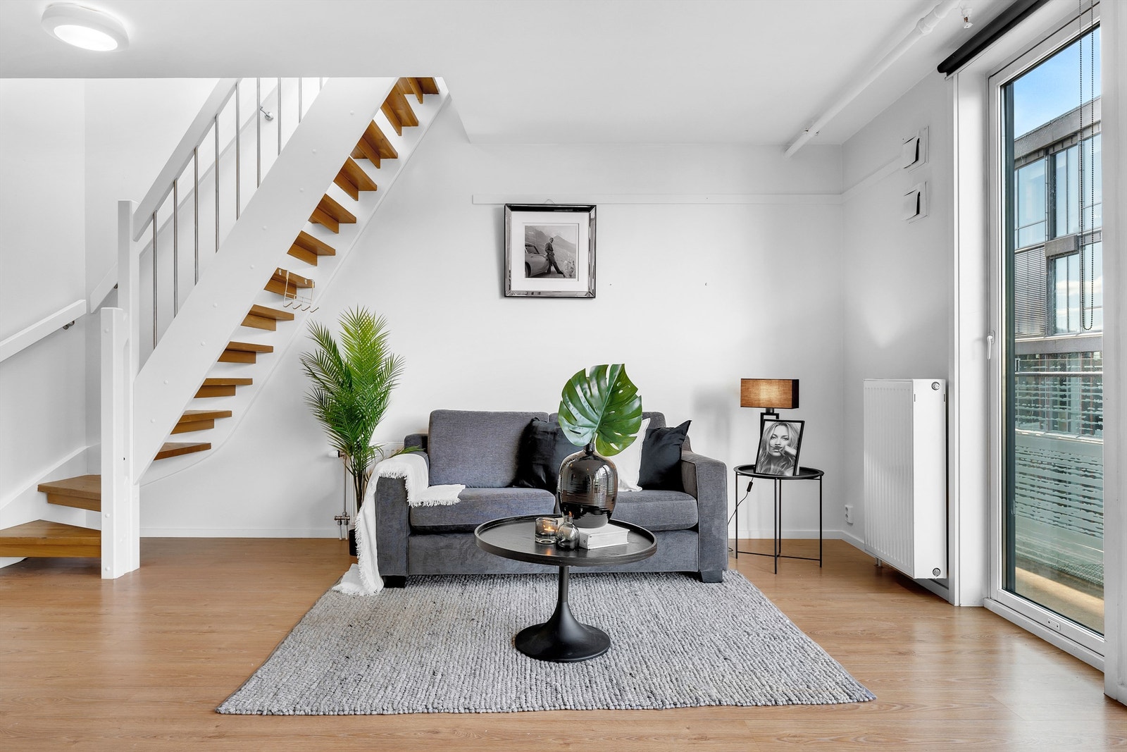 Stue med åpen kjøkkenløsning og utgang til luftebalkong samt innvendig trapp opp til den private takterrassen. Galleribilde