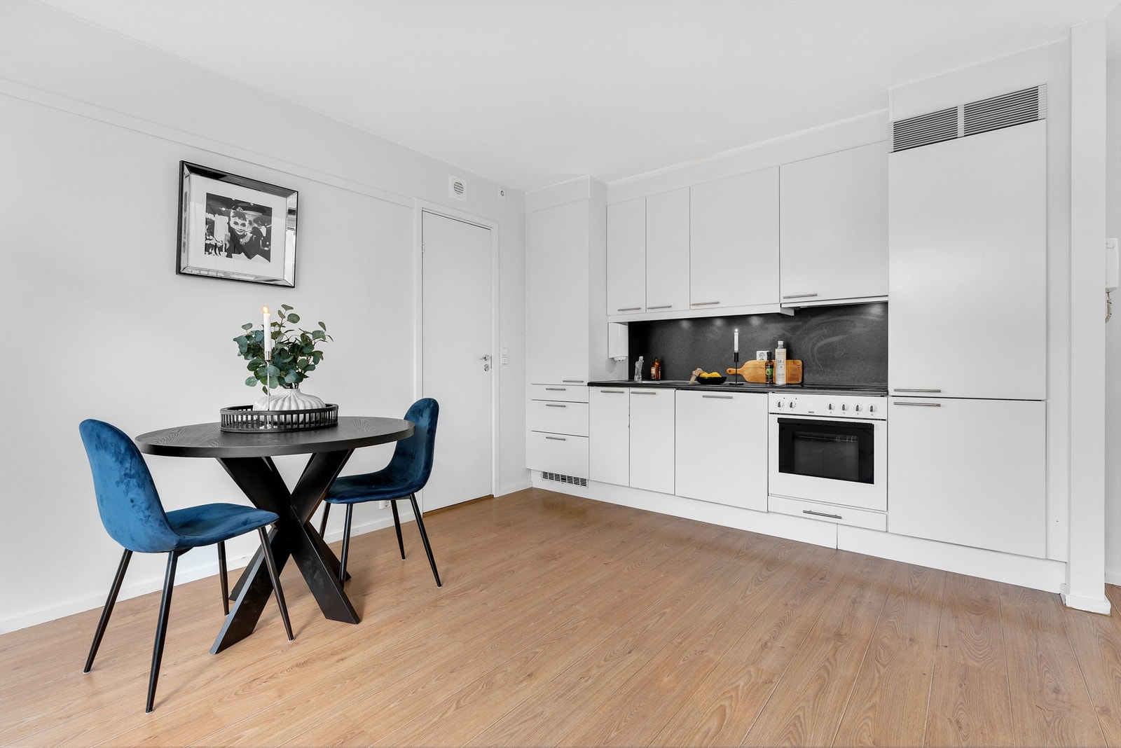 Kjøkkeninnredning med integrerte hvitevarer. Galleribilde