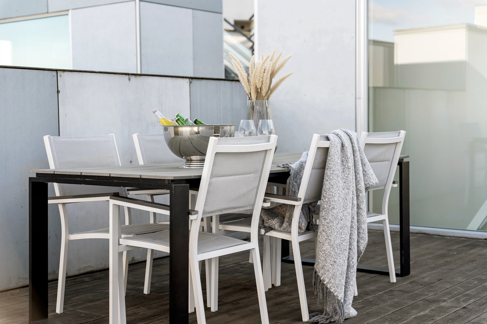 Privat takterrasse på hele 29 kvm. med flott utsikt og meget gode solforhold. Galleribilde