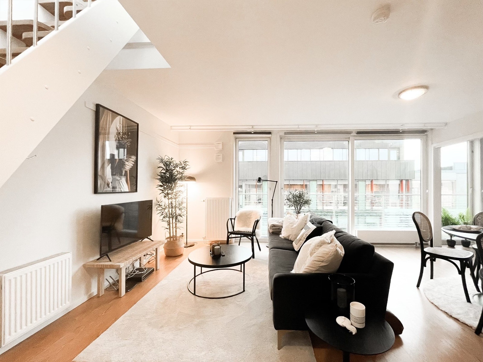 Bilder av møblene som stort sett medfølger.
Møblene som er på visning medfølger. Galleribilde