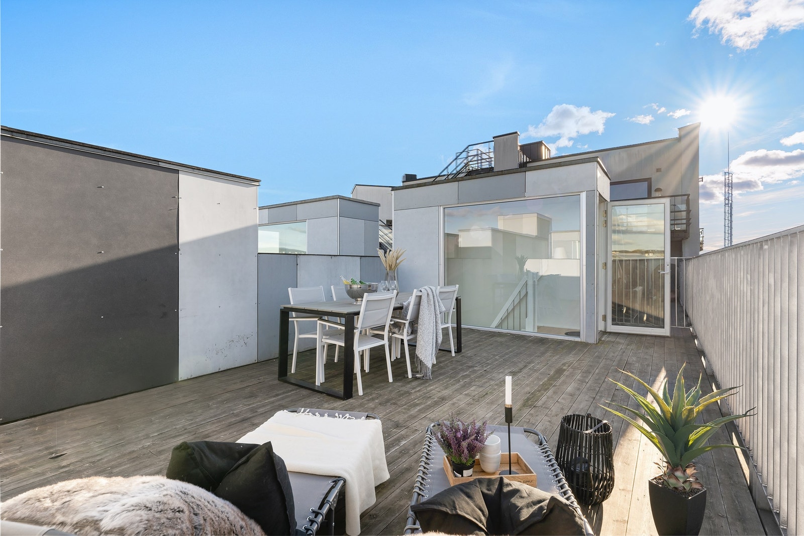 Privat takterrasse på hele 29 kvm. med flott utsikt og meget gode solforhold. Galleribilde