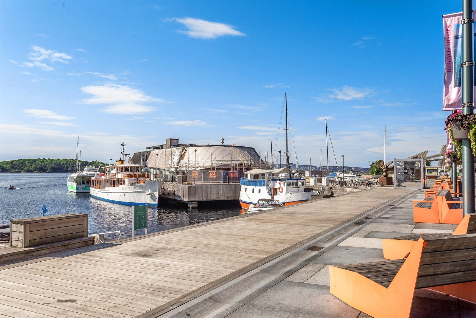 På Aker Brygge er det et stort utvalg av restauranter og spisesteder. Galleribilde