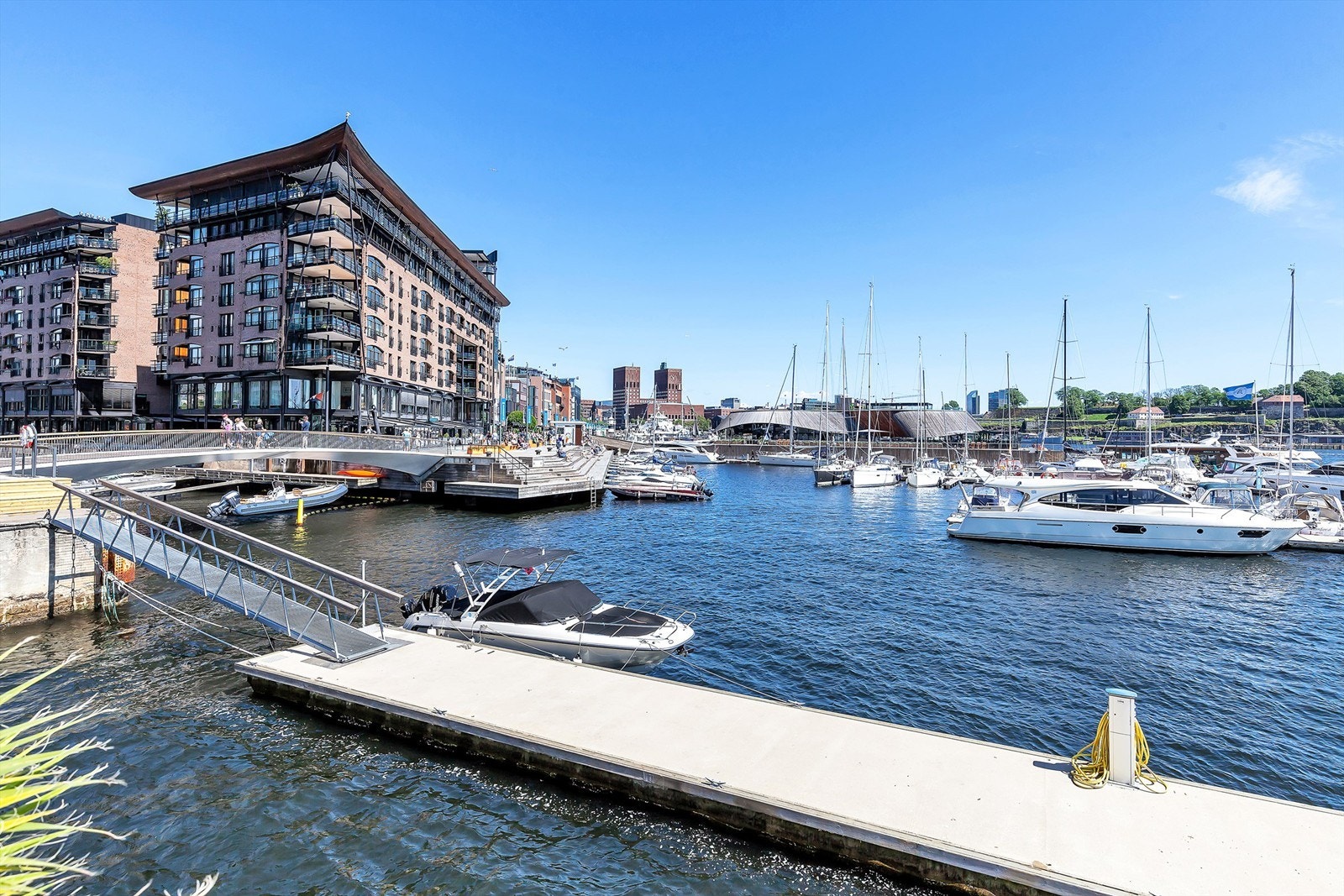 Aker Brygge med båthavn. Galleribilde