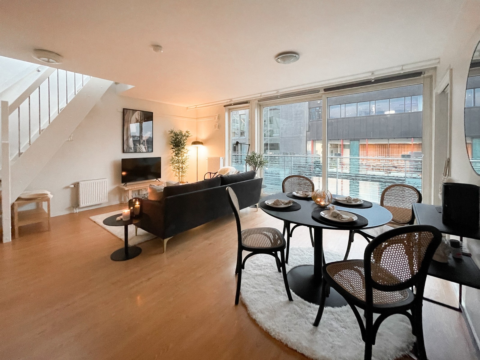 Bilder av møblene som stort sett medfølger.
Møblene som er på visning medfølger. Galleribilde