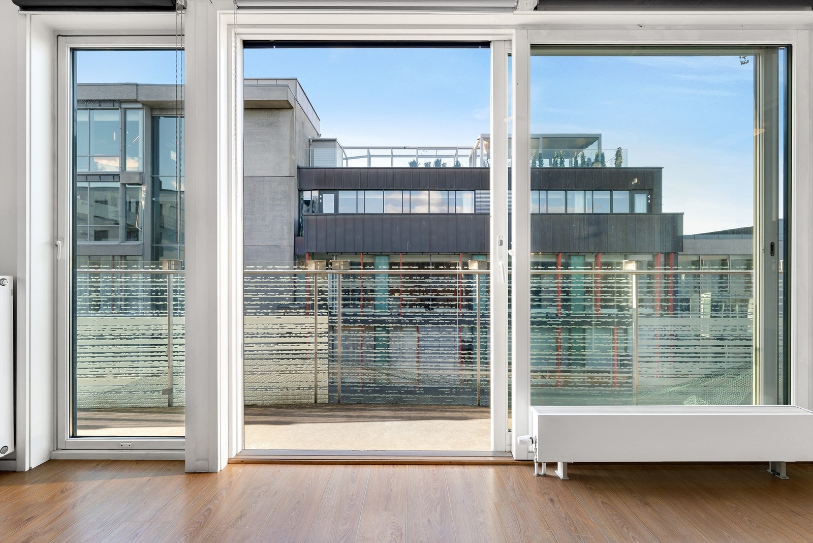 Store vinduer ut mot luftebalkongen. Galleribilde