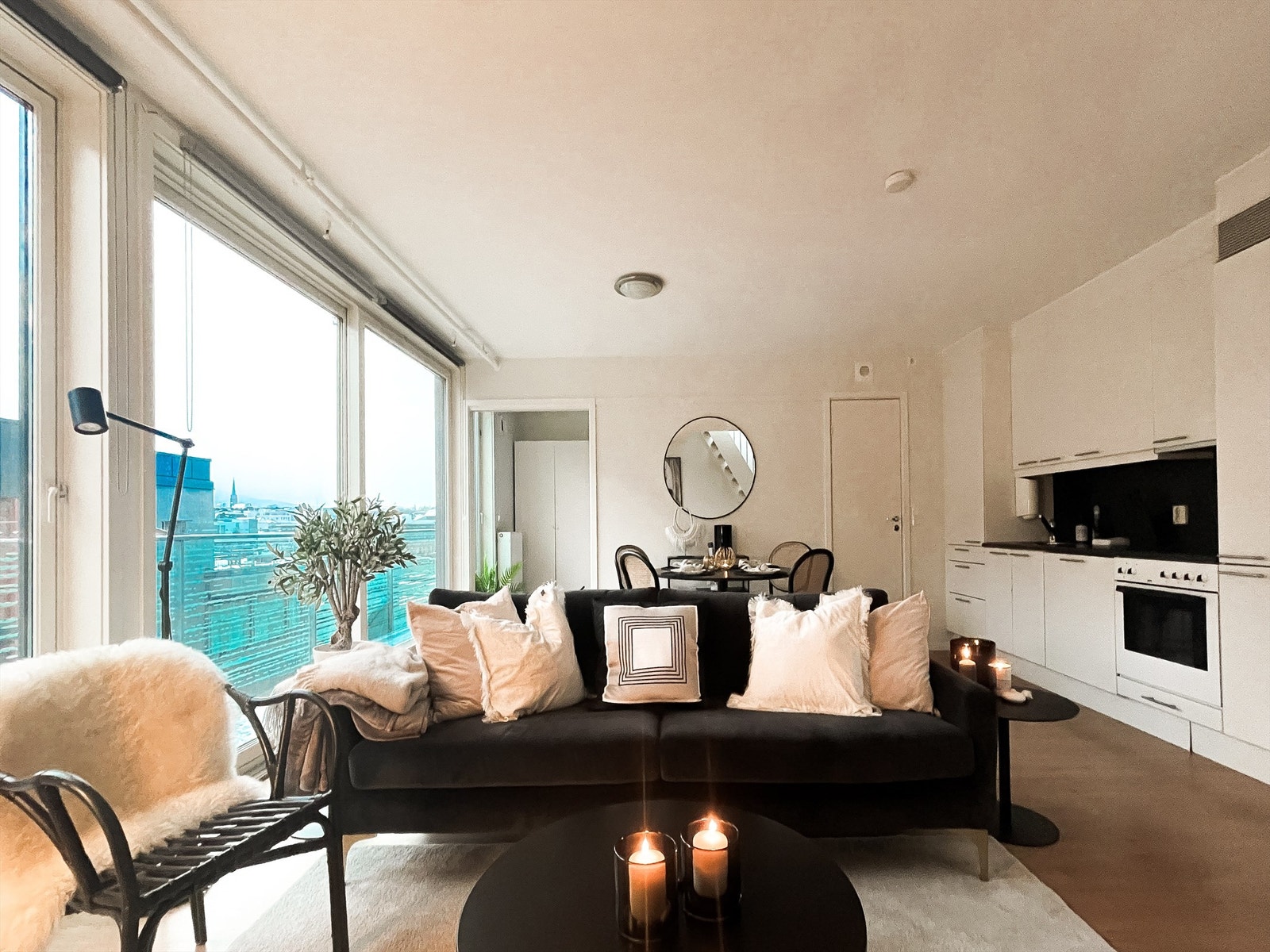 Bilder av møblene som stort sett medfølger.
Møblene som er på visning medfølger. Galleribilde