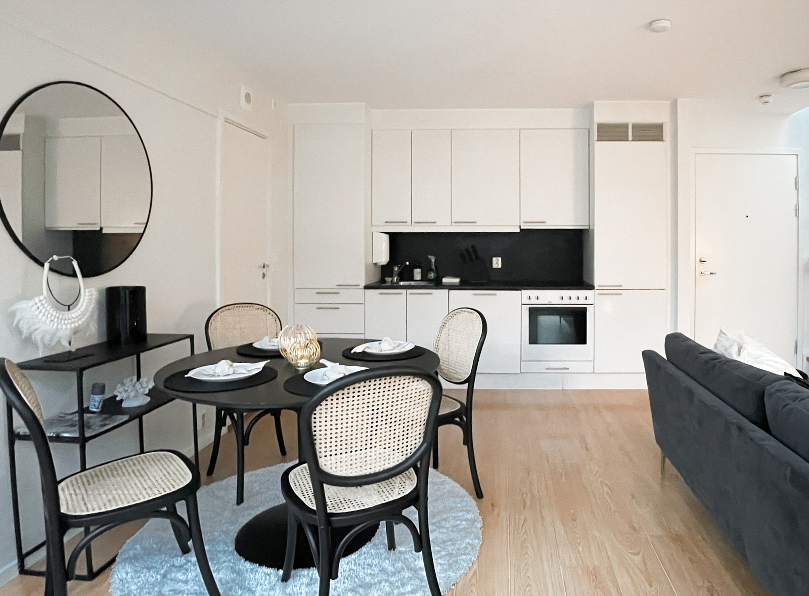 Bilder av møblene som stort sett medfølger.
Møblene som er på visning medfølger. Galleribilde