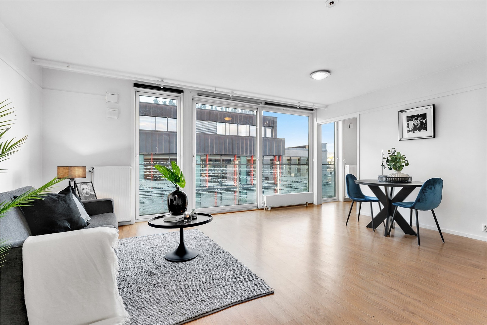 Stue med åpen kjøkkenløsning og utgang til luftebalkong samt innvendig trapp opp til den private takterrassen. Galleribilde