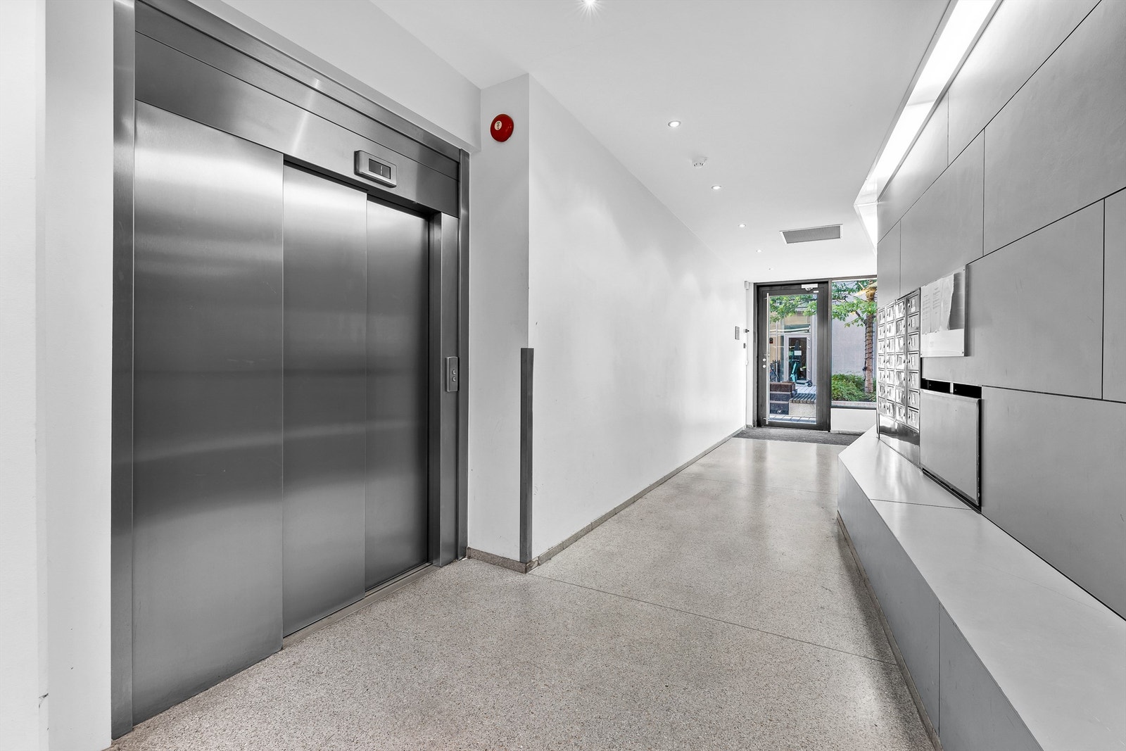 Heis ved inngangsparti. Galleribilde