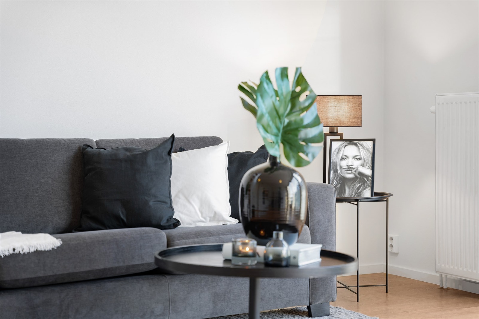 Stue med åpen kjøkkenløsning og utgang til luftebalkong samt innvendig trapp opp til den private takterrasse Galleribilde