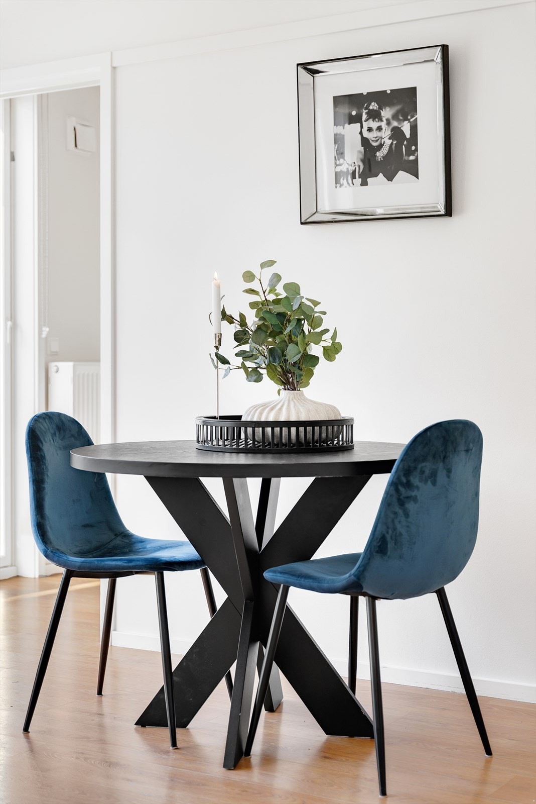 Stue med åpen kjøkkenløsning og utgang til luftebalkong samt innvendig trapp opp til den private takterrassen. Galleribilde