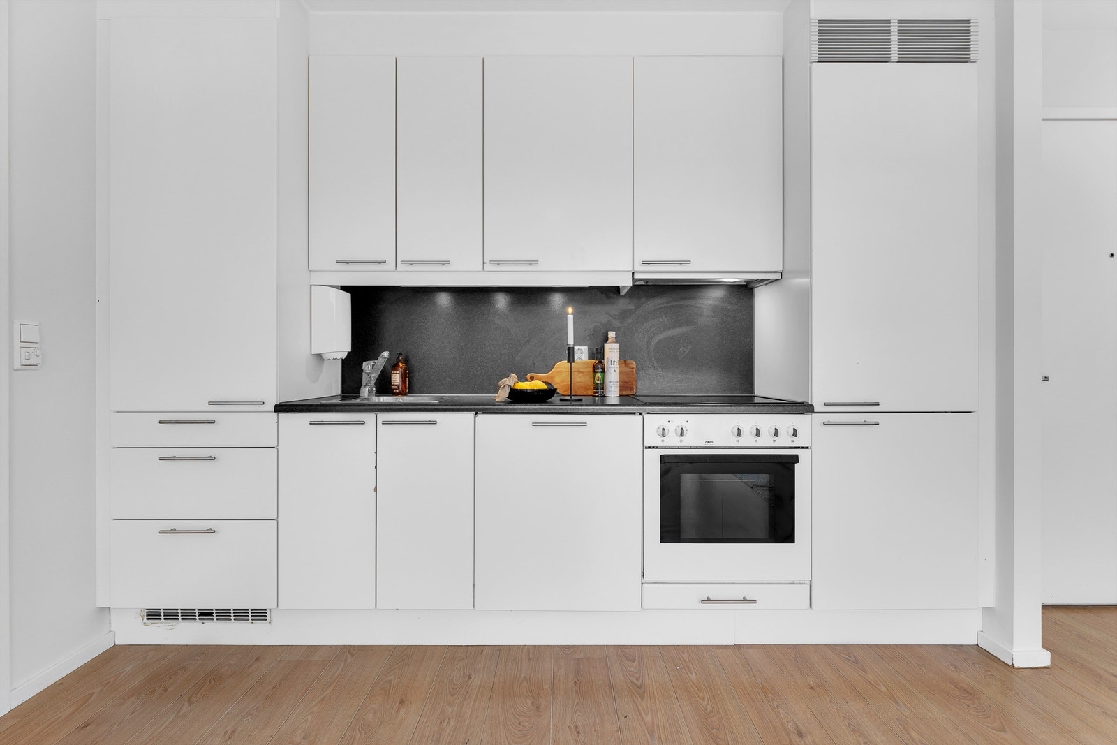 Kjøkkeninnredning med integrerte hvitevarer. Galleribilde