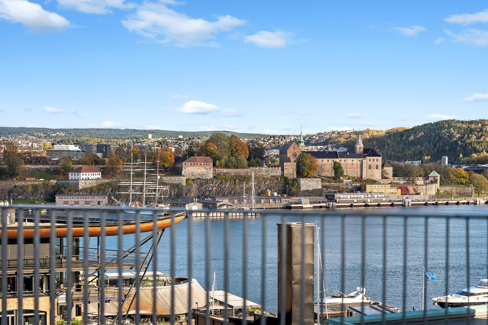 Felles takterrasse med flott utsikt mot bl. annet Akershus festning. Galleribilde