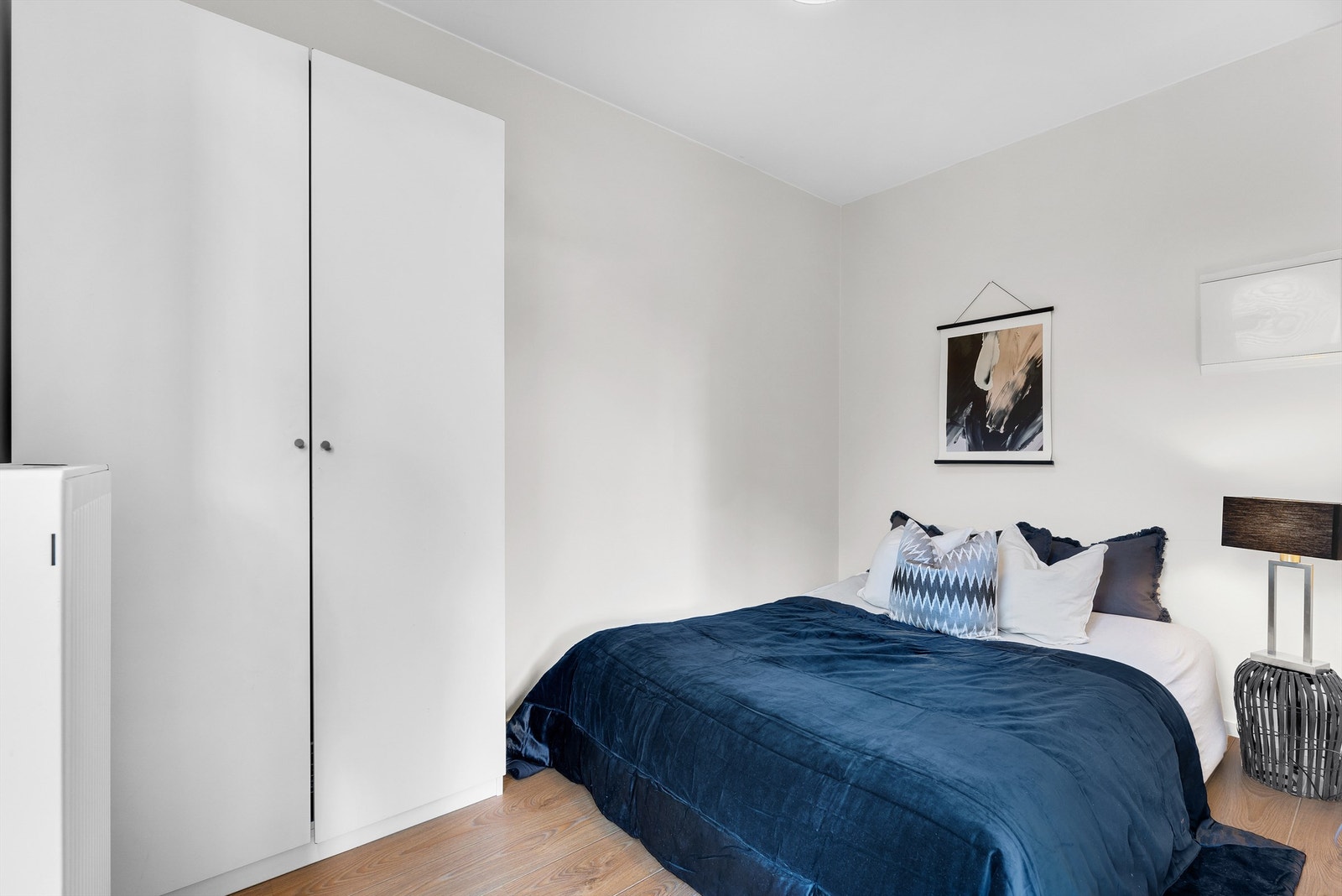 Soverom med garderobeskap. Galleribilde