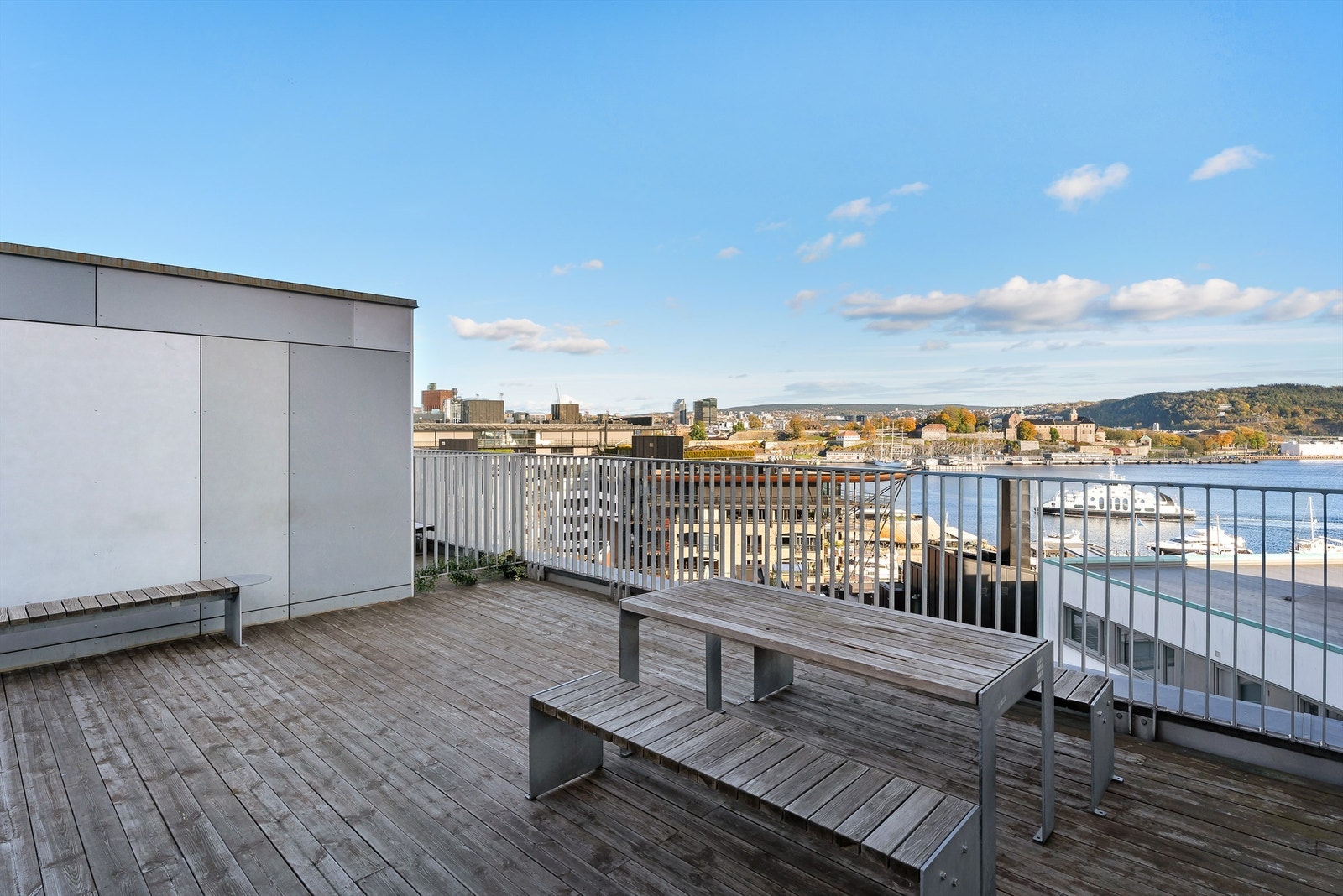 Felles takterrasse med flott utsikt mot bl. annet Akershus festning. Galleribilde