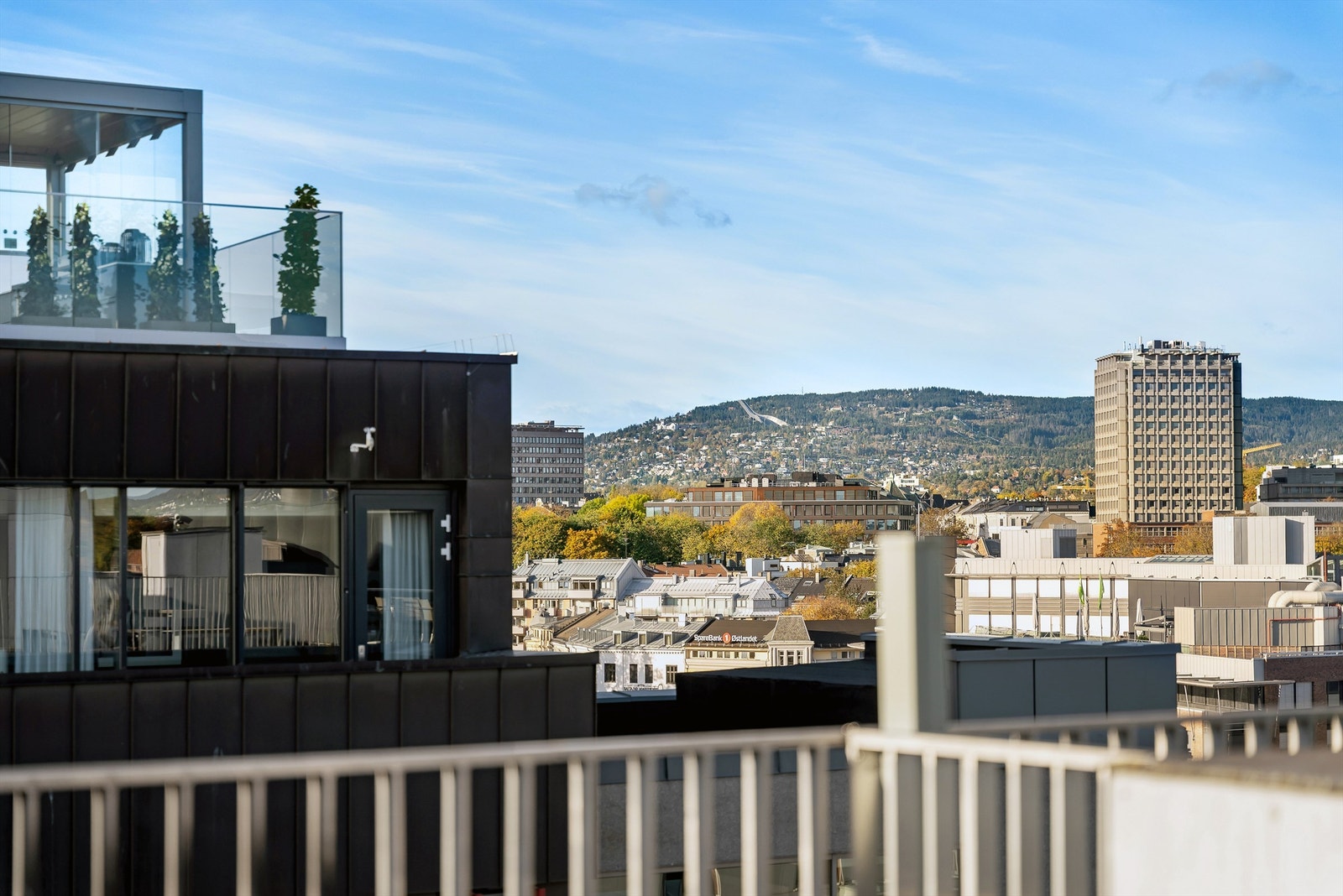 Utsikt til Holmenkollen fra takterrassen. Galleribilde