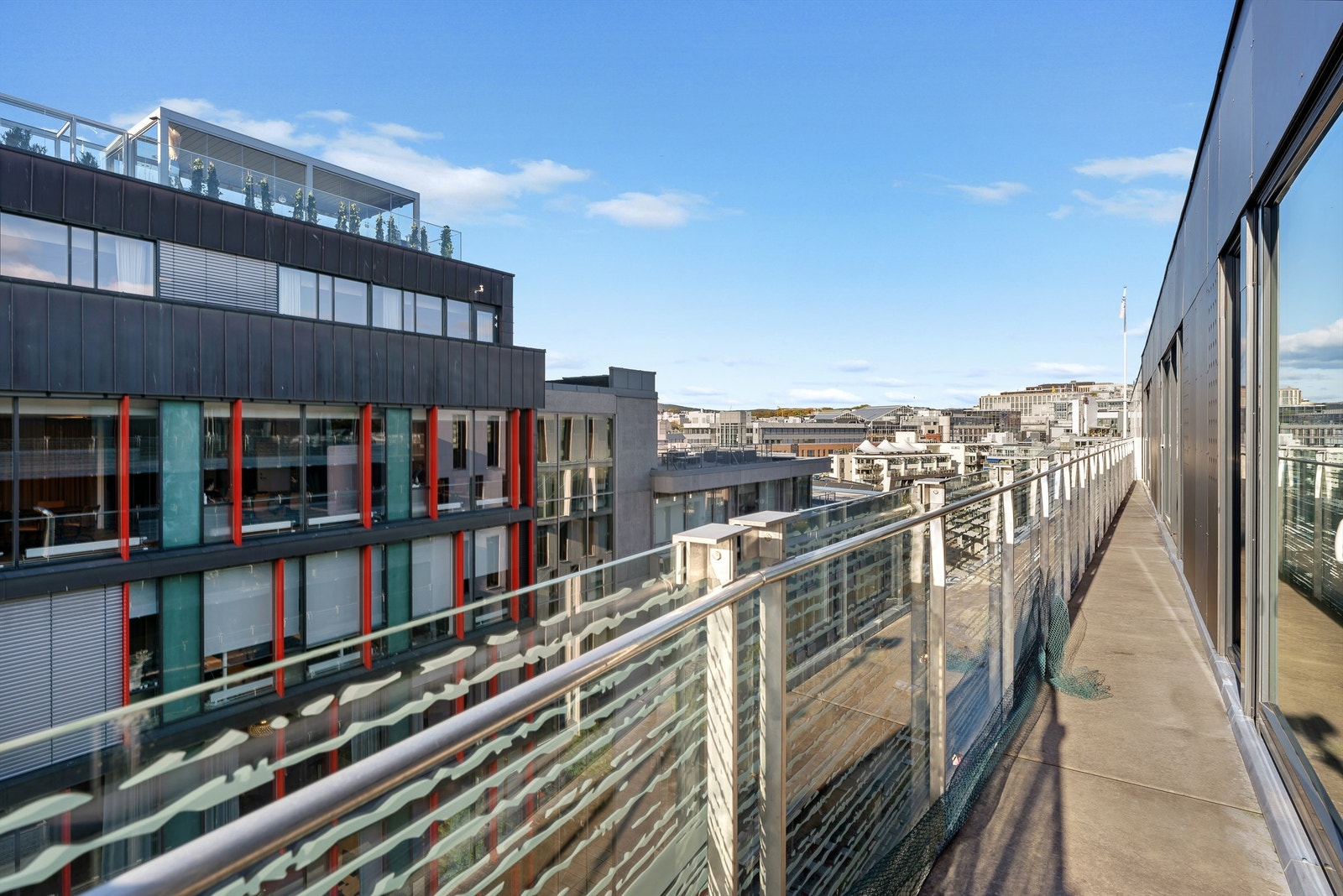 Luftebalkongen er på ca. 6 kvm og er åpen mot naboene. Galleribilde