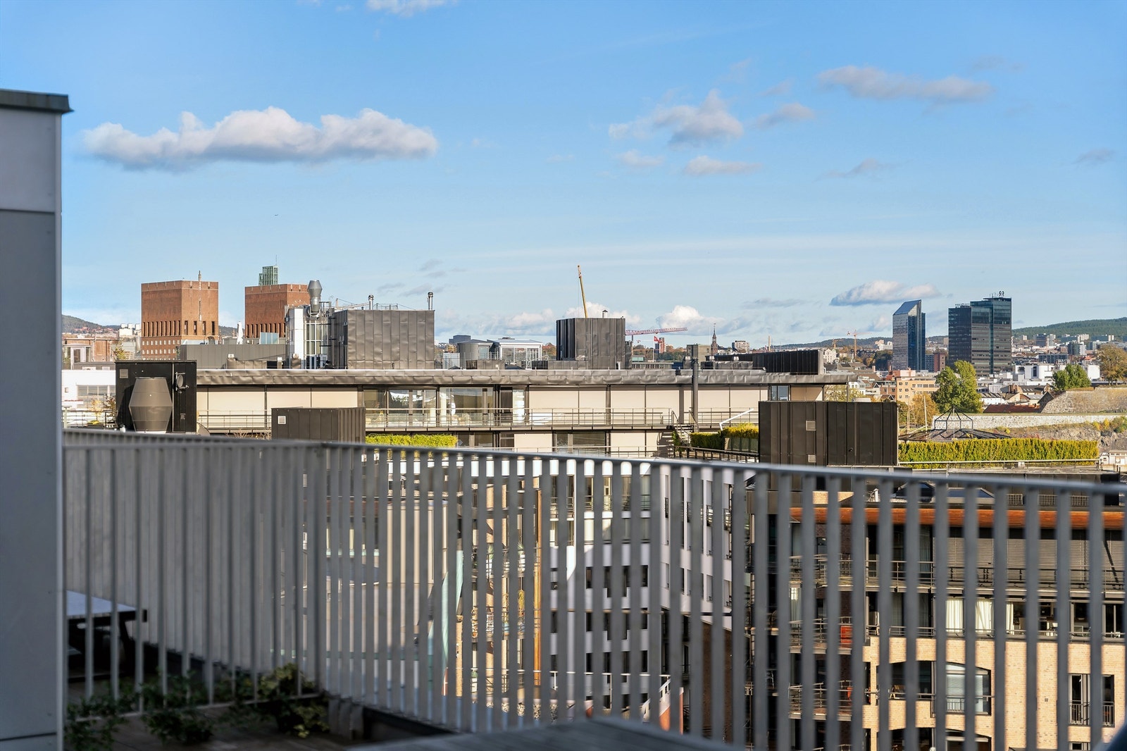 Felles takterrasse med flott utsikt mot bl. annet Akershus festning. Galleribilde
