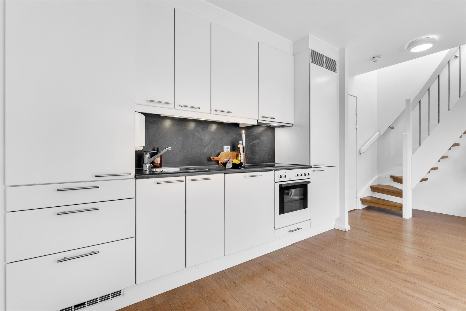 Kjøkkeninnredning med integrerte hvitevarer. Galleribilde