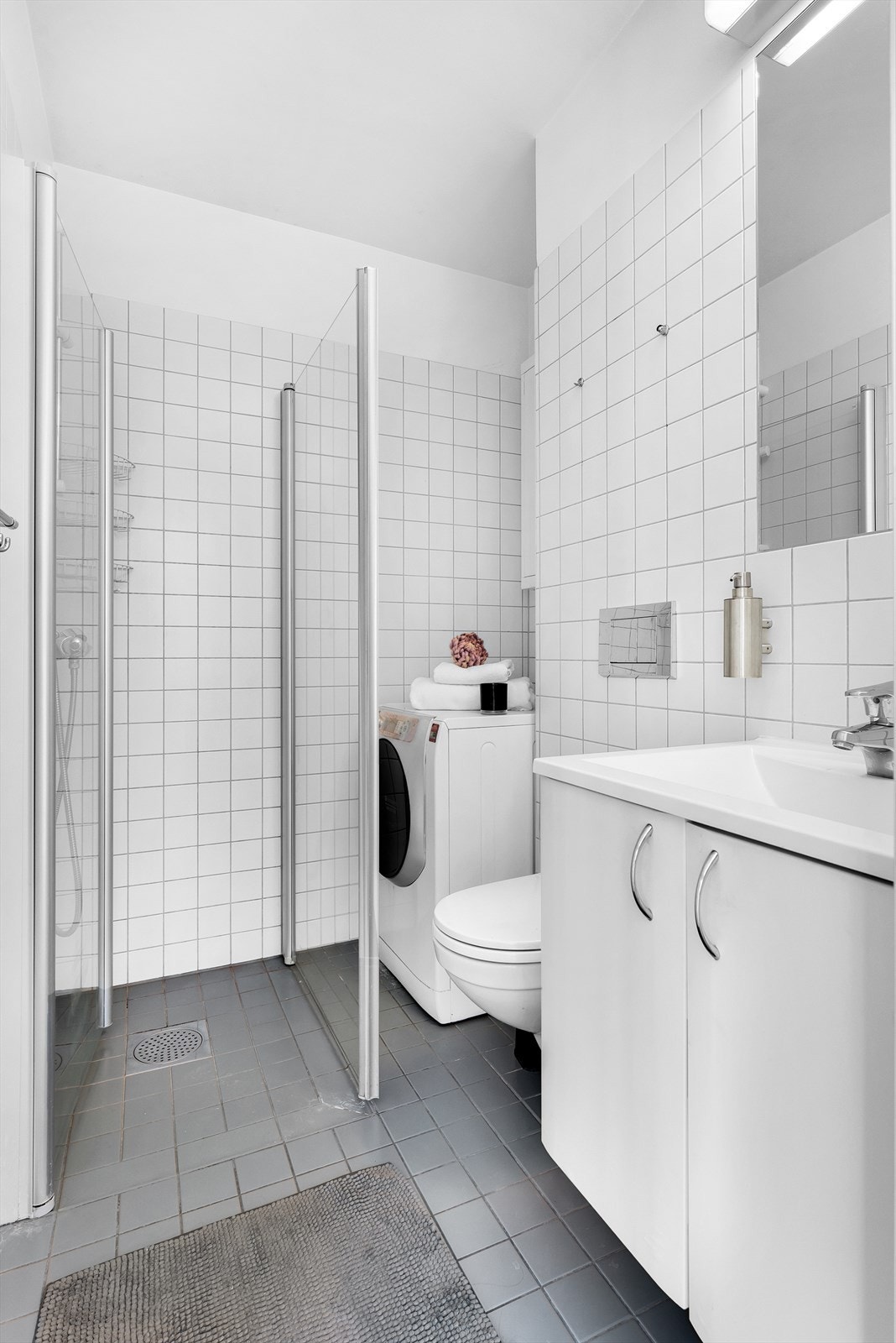 Bad med vaskemaskin. Galleribilde