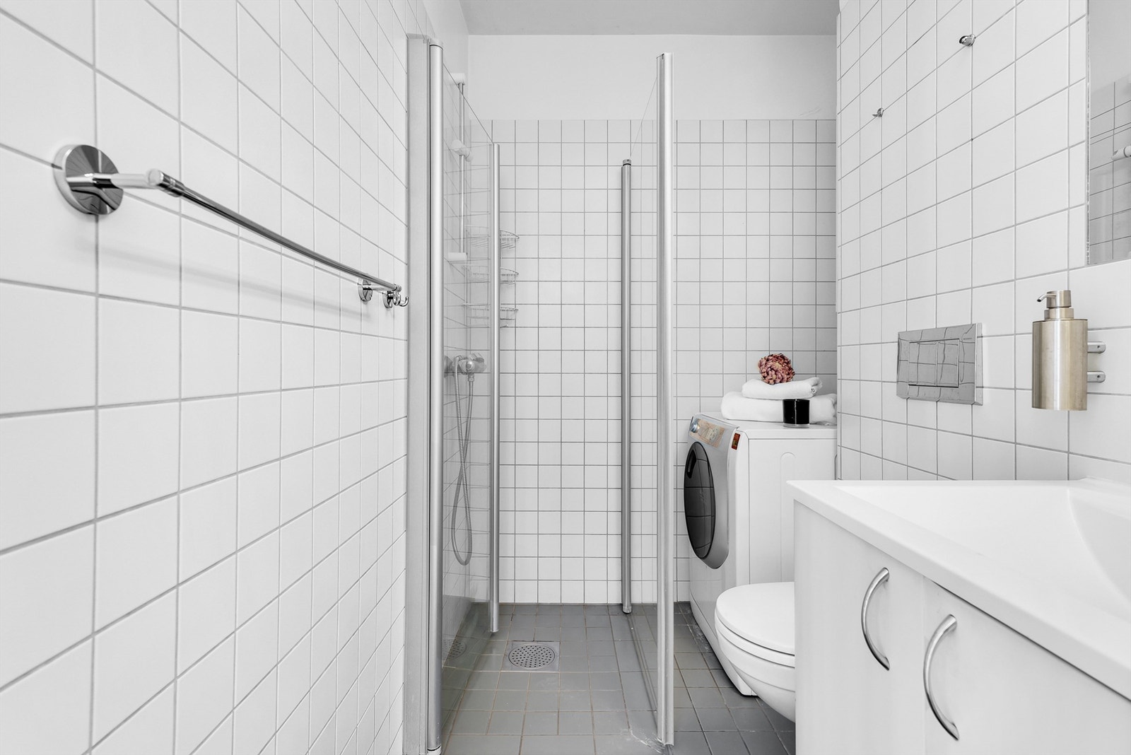 Bad med vaskemaskin. Galleribilde