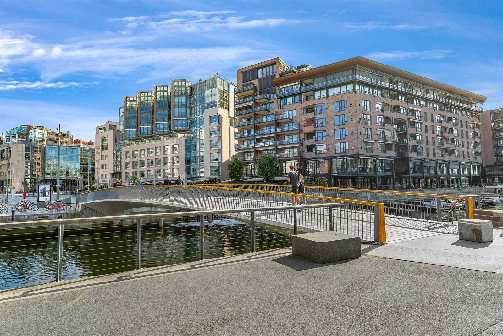 Gangbro mellom Aker Brygge og Tjuvholmen. Galleribilde