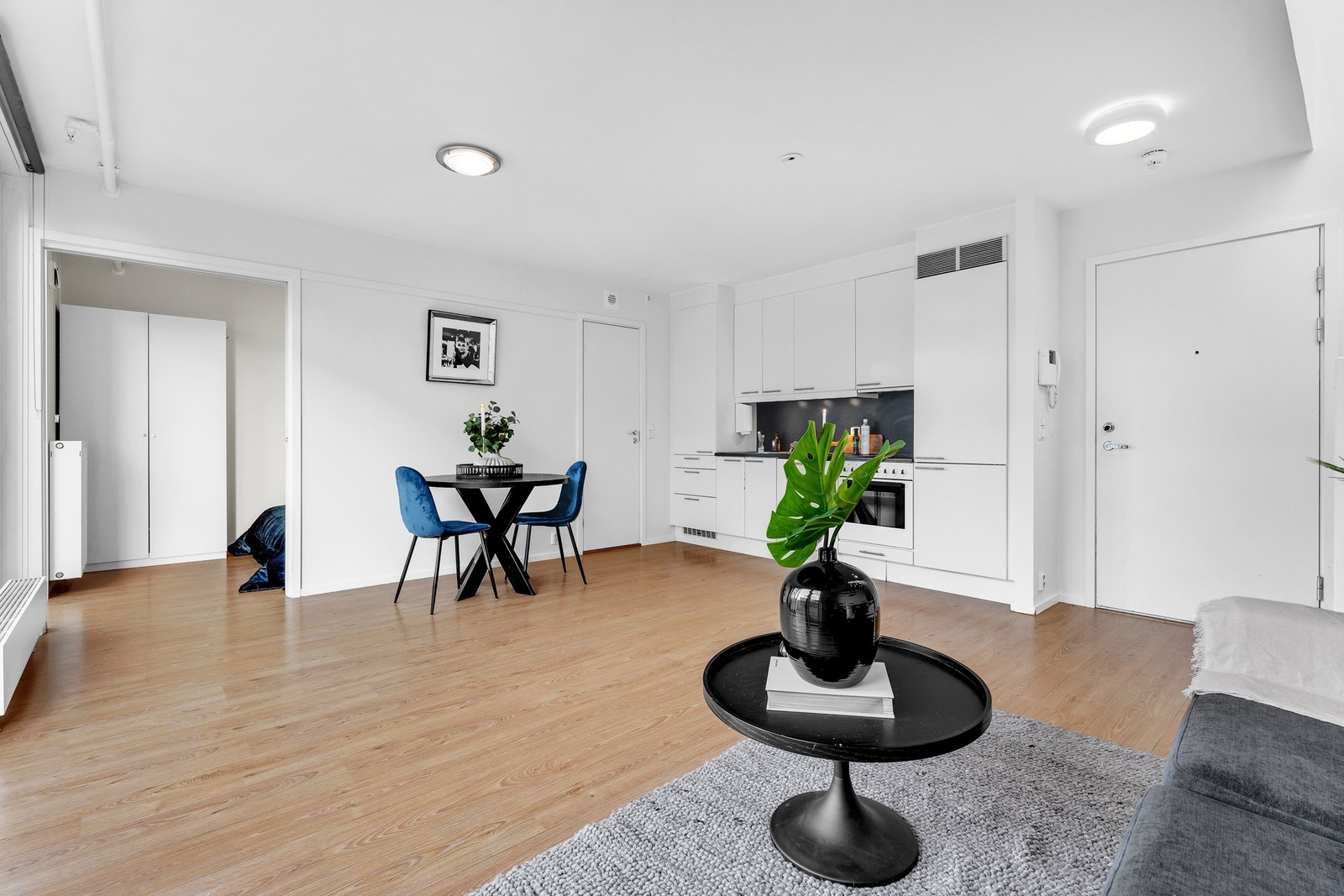 Stue med åpen kjøkkenløsning og utgang til luftebalkong samt innvendig trapp opp til den private takterrassen. Galleribilde