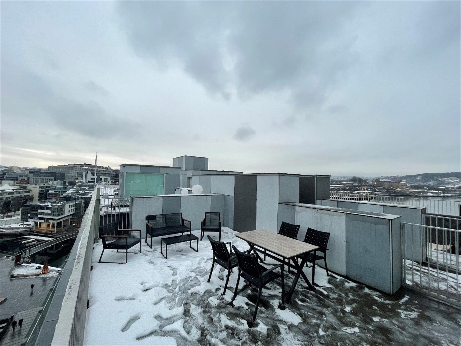 Bilder av møblene på takterrassen som stort sett medfølger. Møblene som er på visning medfølger. Galleribilde