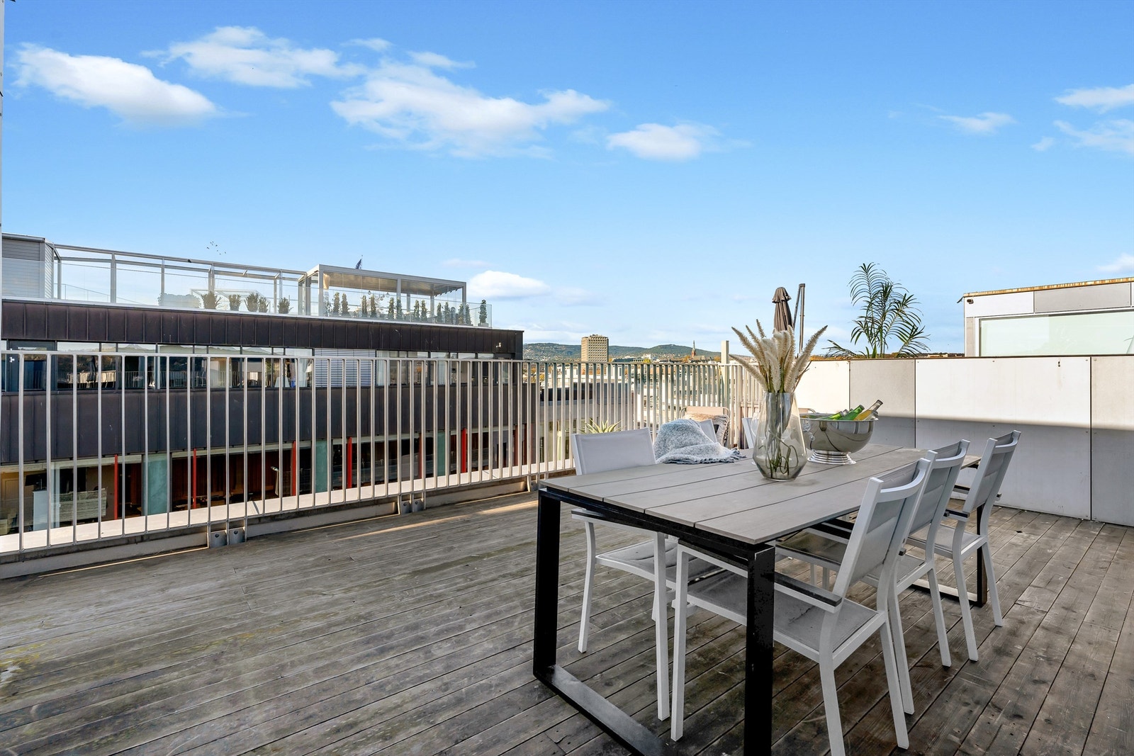 Privat takterrasse på hele 29 kvm. med flott utsikt og meget gode solforhold. Galleribilde