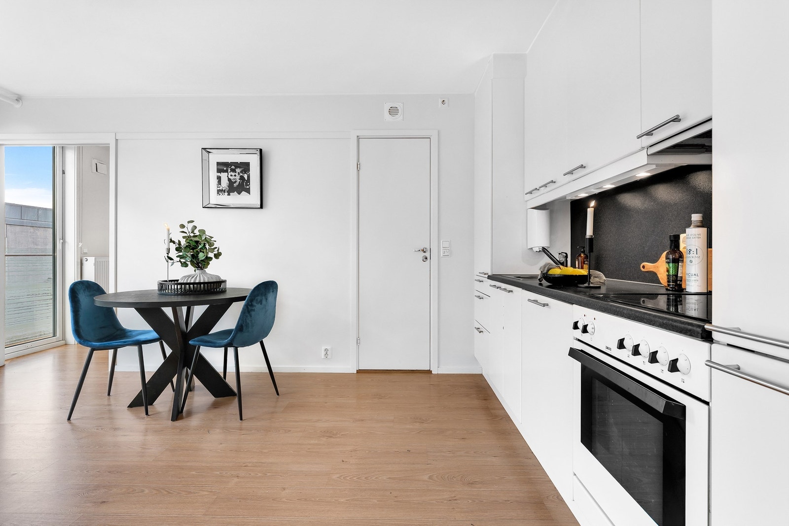 Kjøkkeninnredning med integrerte hvitevarer. Galleribilde