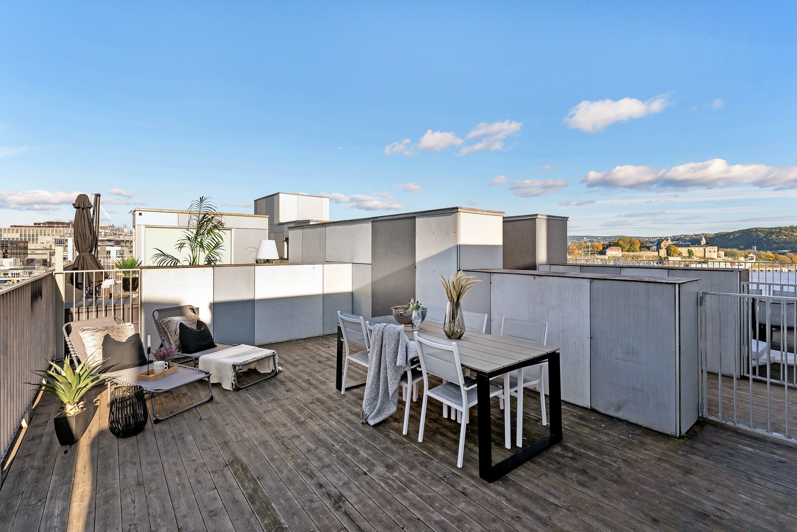 Velkommen til Tjuvholmen alle 4. Toppleilighet.
Privat takterrasse på hele 29 kvm. med flott utsikt og meget gode solforhold. Heis. luftebalkong. Felles takterrasse. Varmt vann og fyring inkludert. Galleribilde