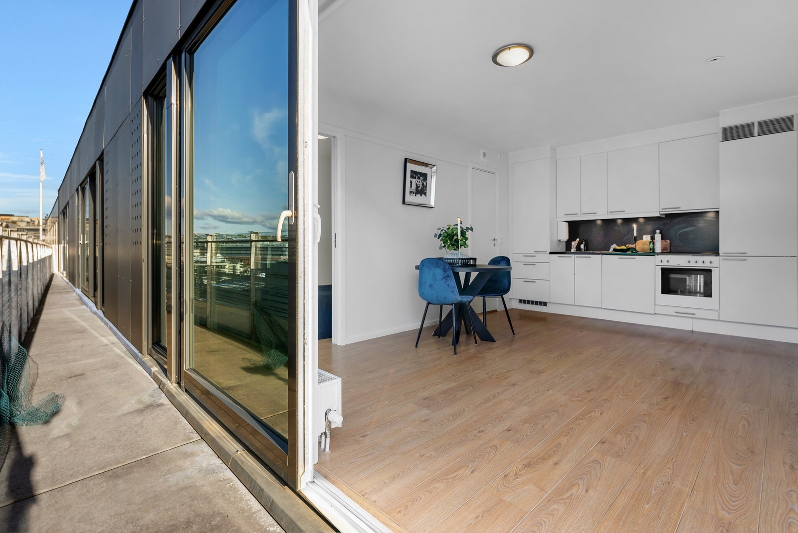 Stue med åpen kjøkkenløsning og utgang til luftebalkong på ca. 6 kvm. samt innvendig trapp opp til den private takterrassen. Galleribilde