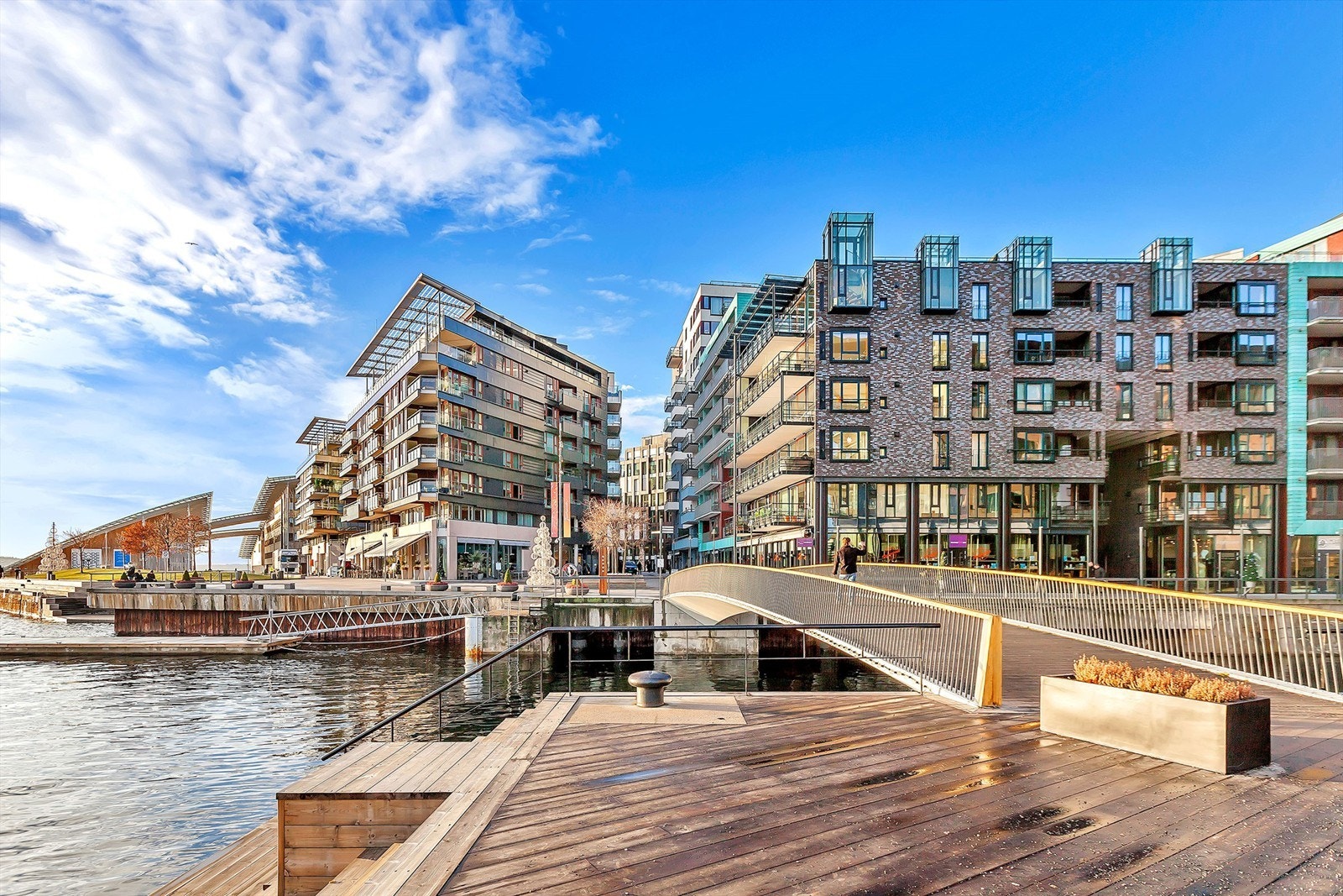 Tjuvholmen sett fra Aker Brygge ved ytre bro. Galleribilde