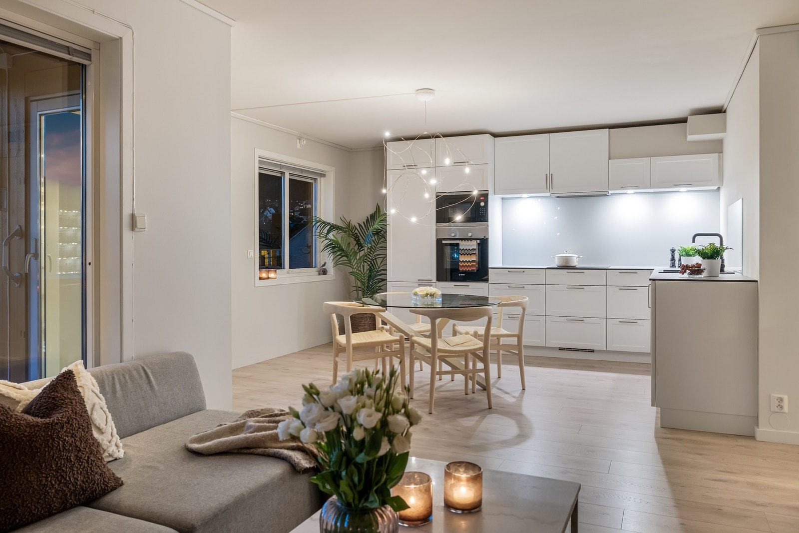 Det er en åpen stue/kjøkken løsning som gir en luftig romfølelse Galleribilde