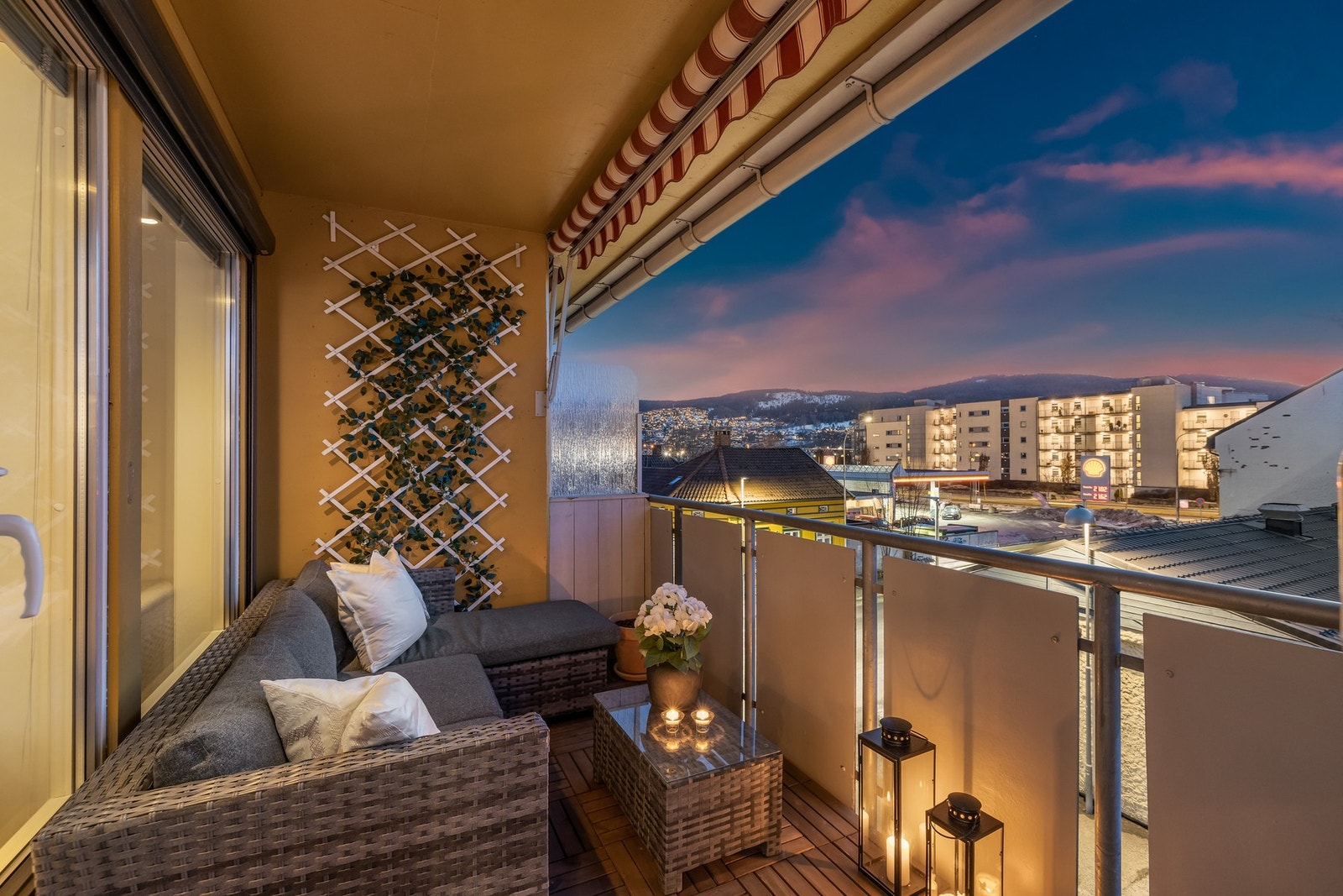 Vestvendt balkong med elektrisk markise Galleribilde